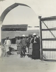 Major Gosling, Judy Smith und Lilah Wingfield rauchen Zuckerrohr auf einer Polizeistation in der Nähe von Fatehpur Sikri, Januar 1912